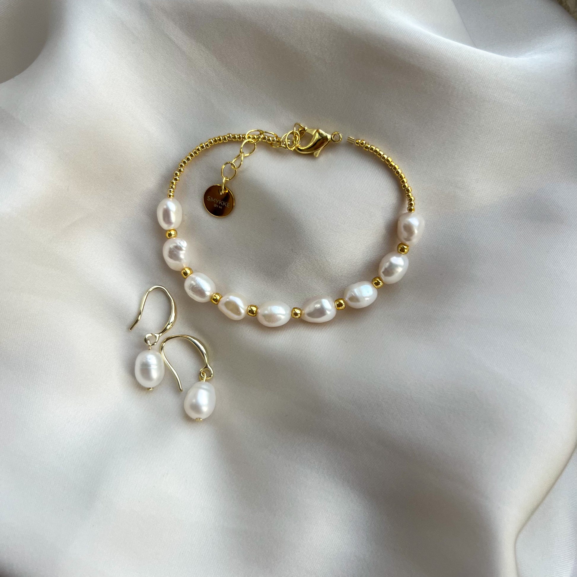 Perleøredobber og perlearmbånd. Håndlaget