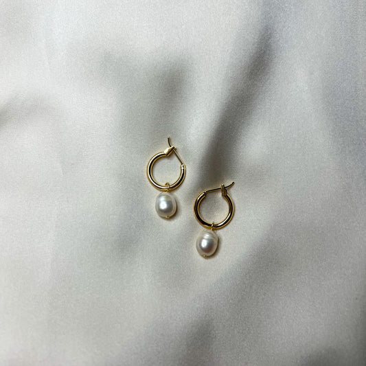 Øredobber Rikke - Hoops med ferskvannsperler