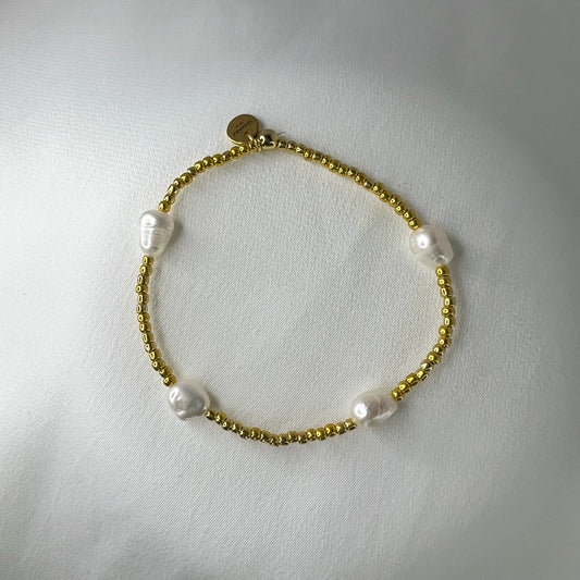 Andrea perlearmbånd gull med ferskvannsperler i elastisk strikk