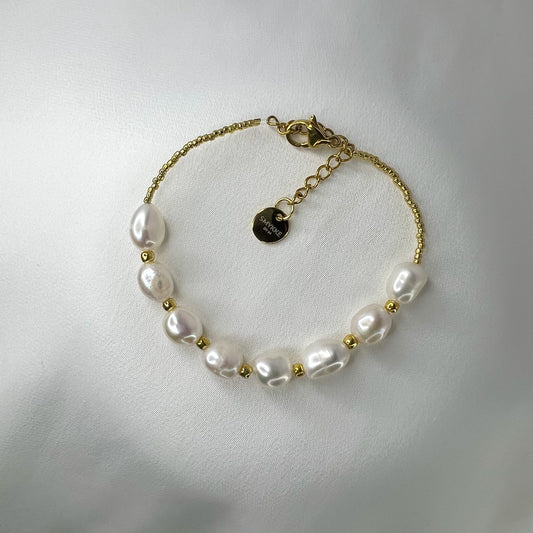 Perlearmbånd i gull med ferskvannsperler