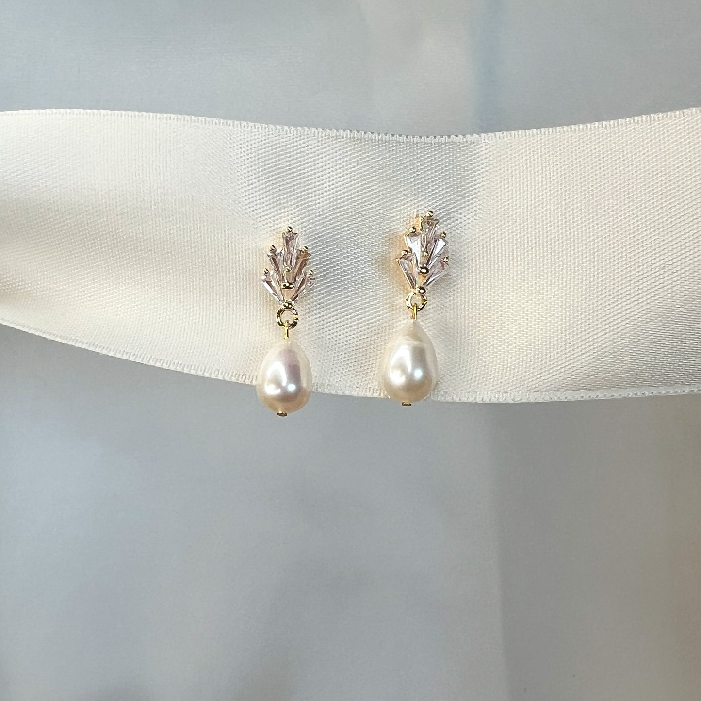 Øredobber - Stjerneskudd - zirkonia & ferskvannsperle