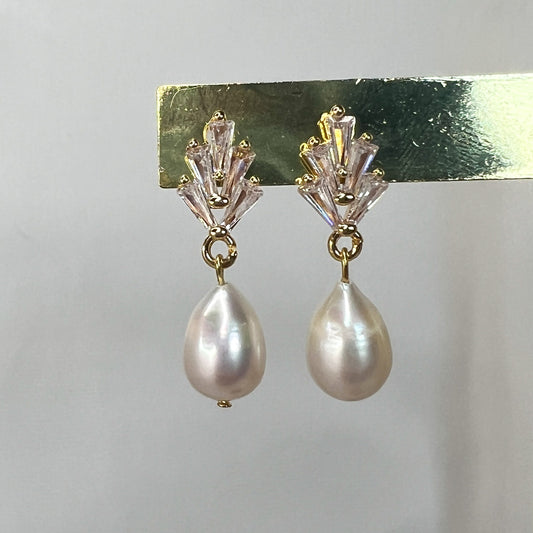 Øredobber - Stjerneskudd - zirkonia & ferskvannsperle