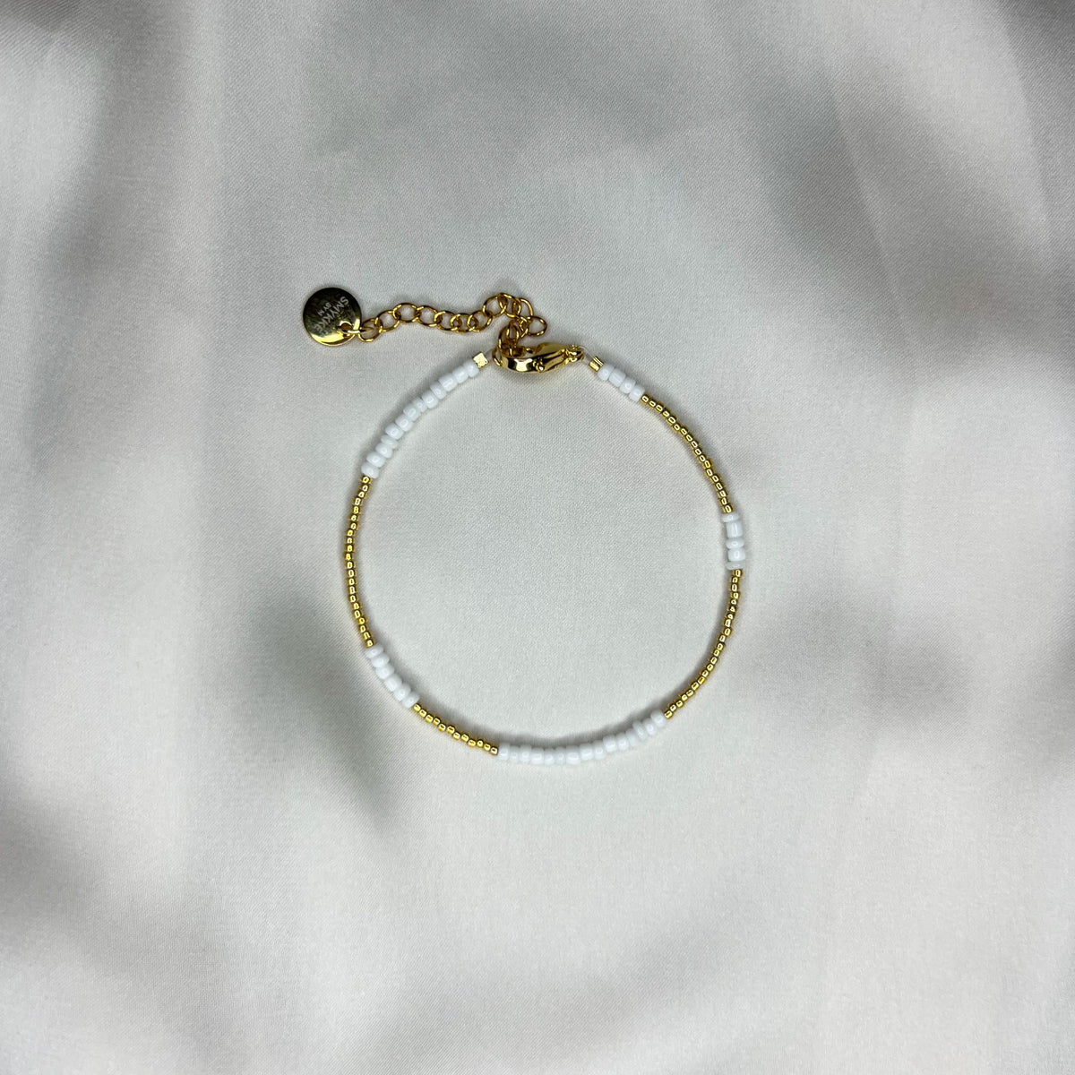 Armbånd Basic – perlearmbånd i gull og hvitt
