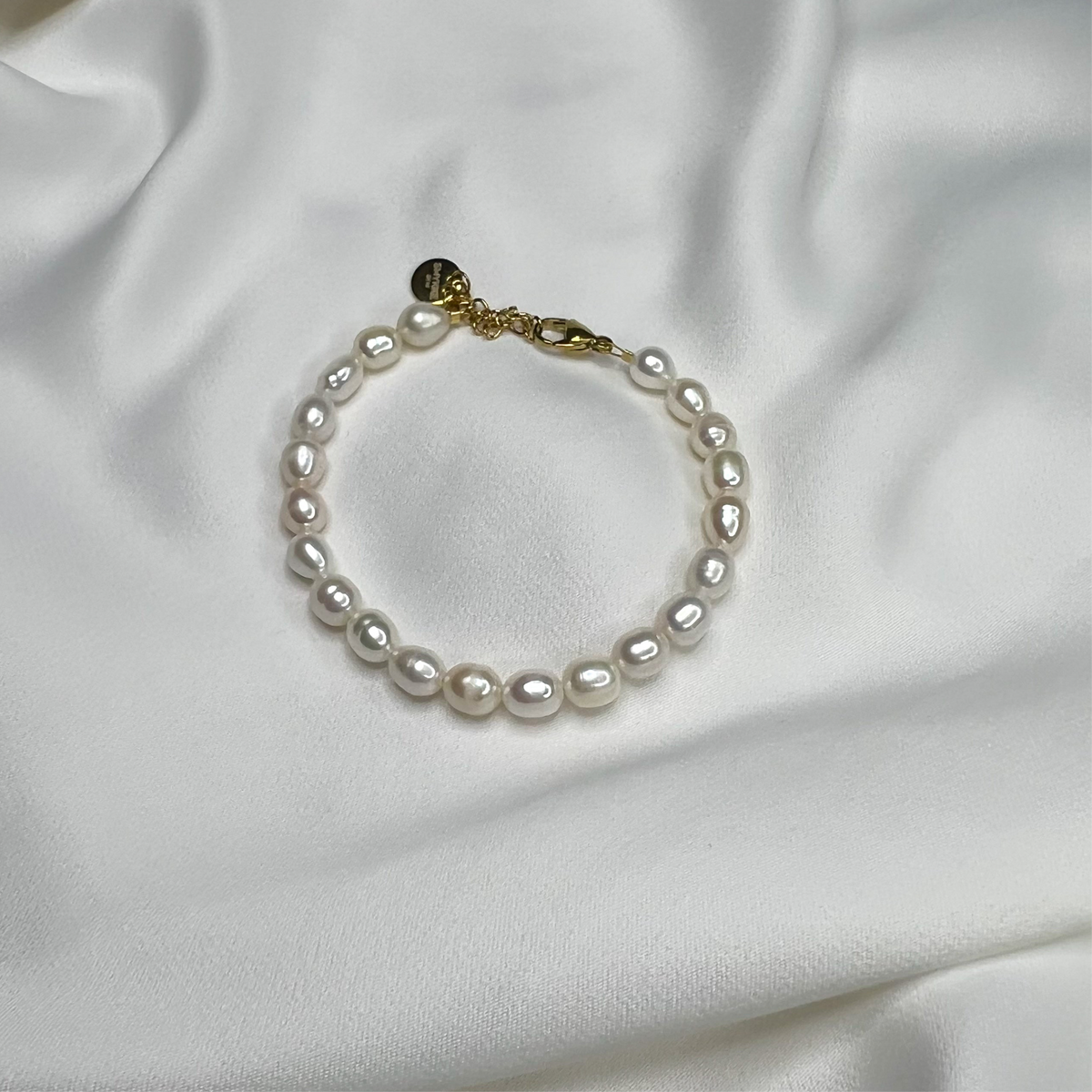 Armbånd Gunvor med ferskvannsperler og gulllås