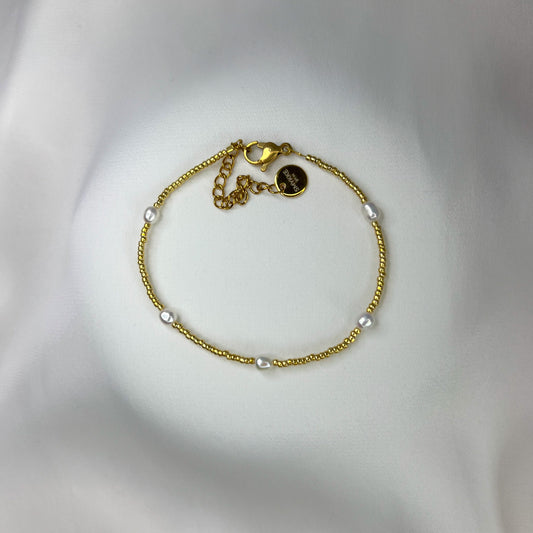 Armbånd Ida i gull med små ferskvannsperler