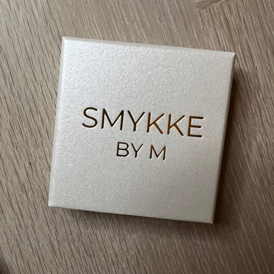 Hvit gaveeske fra Smykke By M