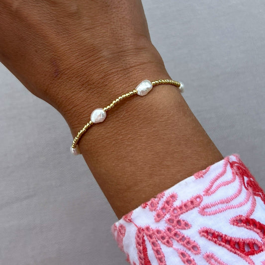 Armbånd Andrea gull og ferskvannsperler - elastisk strikk