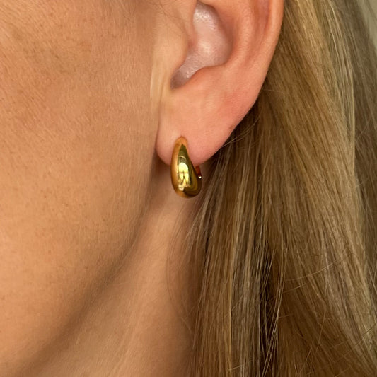 Øredobber Chunky hoops i gull på modell