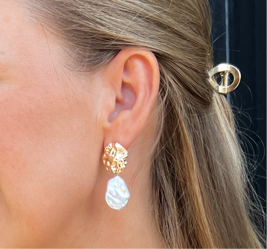 Øredobber Elena med ferskvannsperle på modell