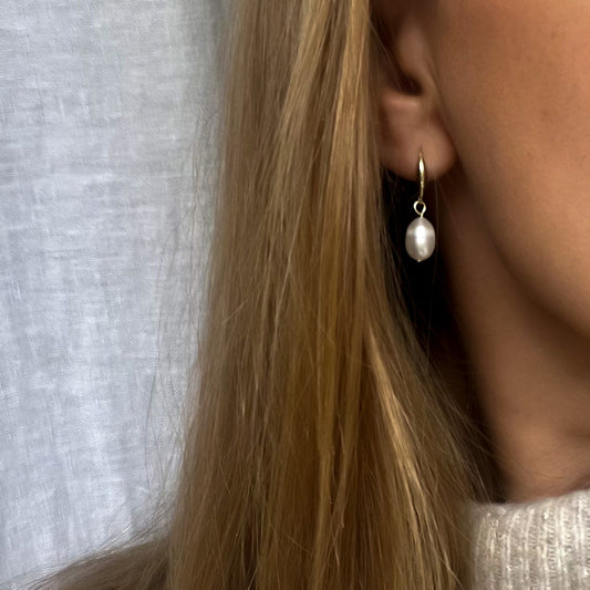 Øredobber Marthe i gull med ferskvannsperle på modell