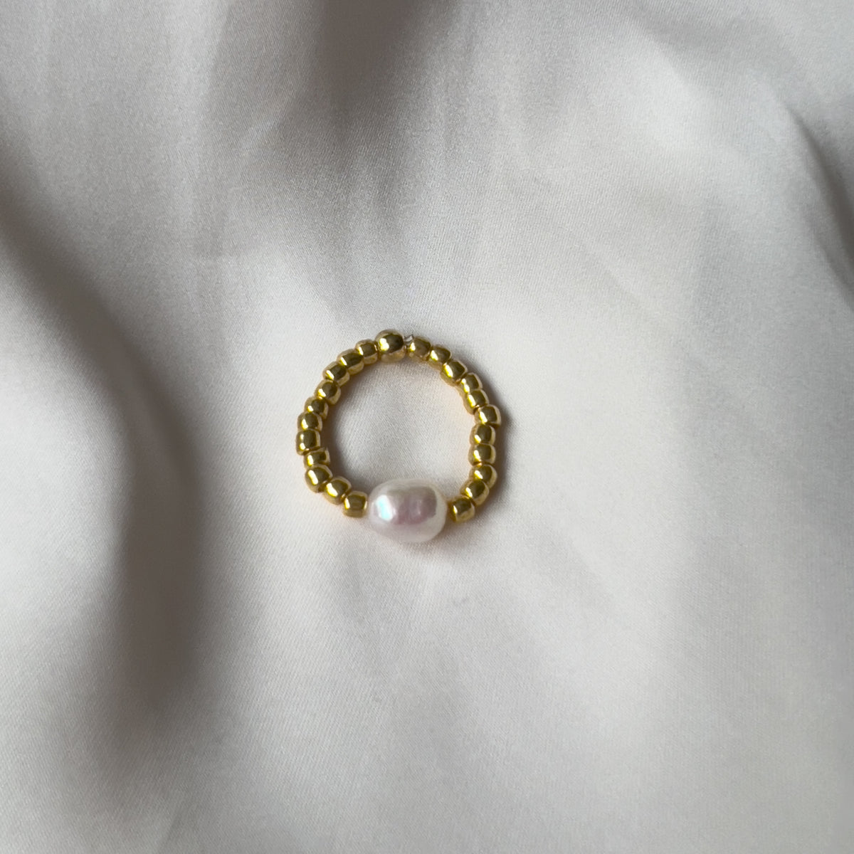 Ring i gull med ferskvannsperle