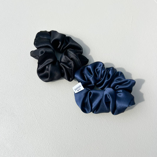 Scrunchies i silke i marineblått og sort