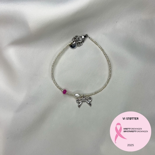 Rosa oktober – Armbånd – Sløyfe, perle og rosa hint