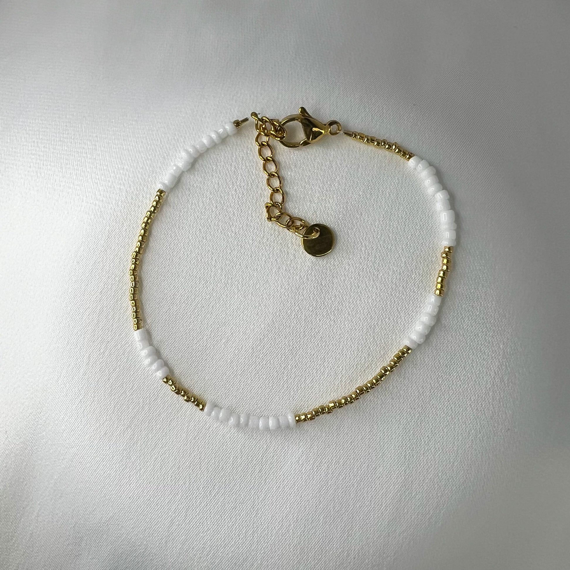 Armbånd hvitt og gull perlearmbånd 