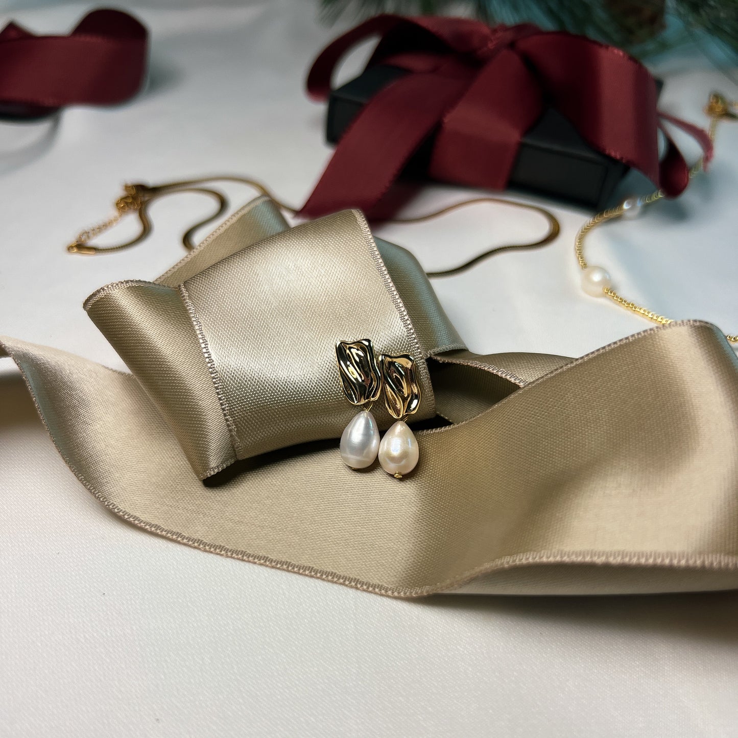 Øredobber - Gullglød med ferskvannsperle