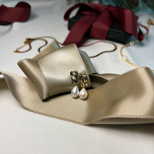 Øredobber - Gullglød med ferskvannsperle