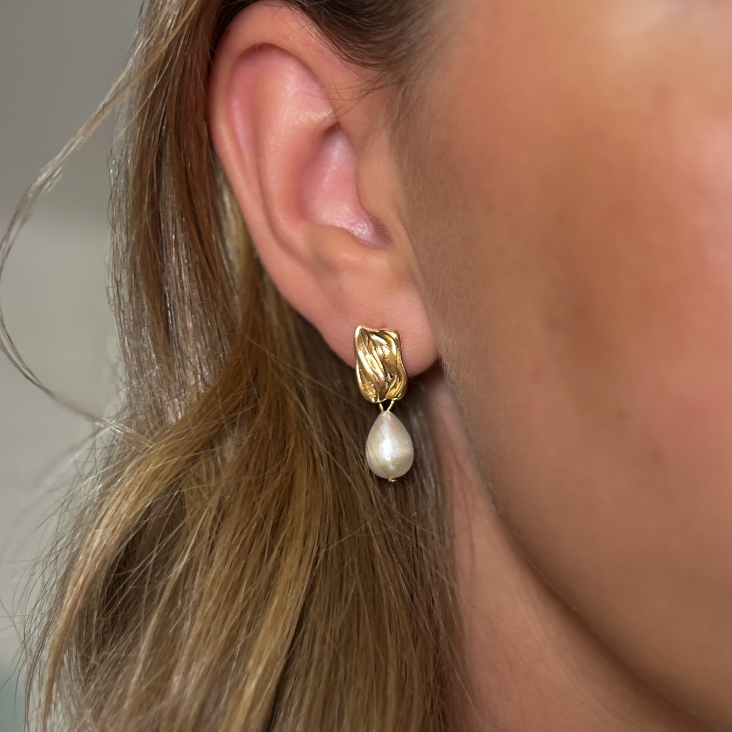 Øredobber - Gullglød med ferskvannsperle
