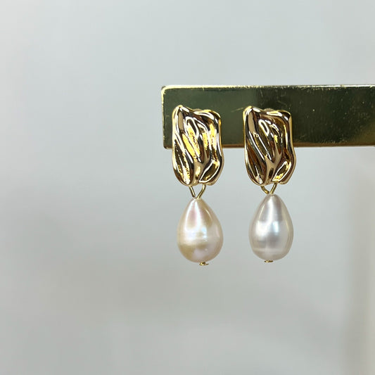 Øredobber - Gullglød med ferskvannsperle