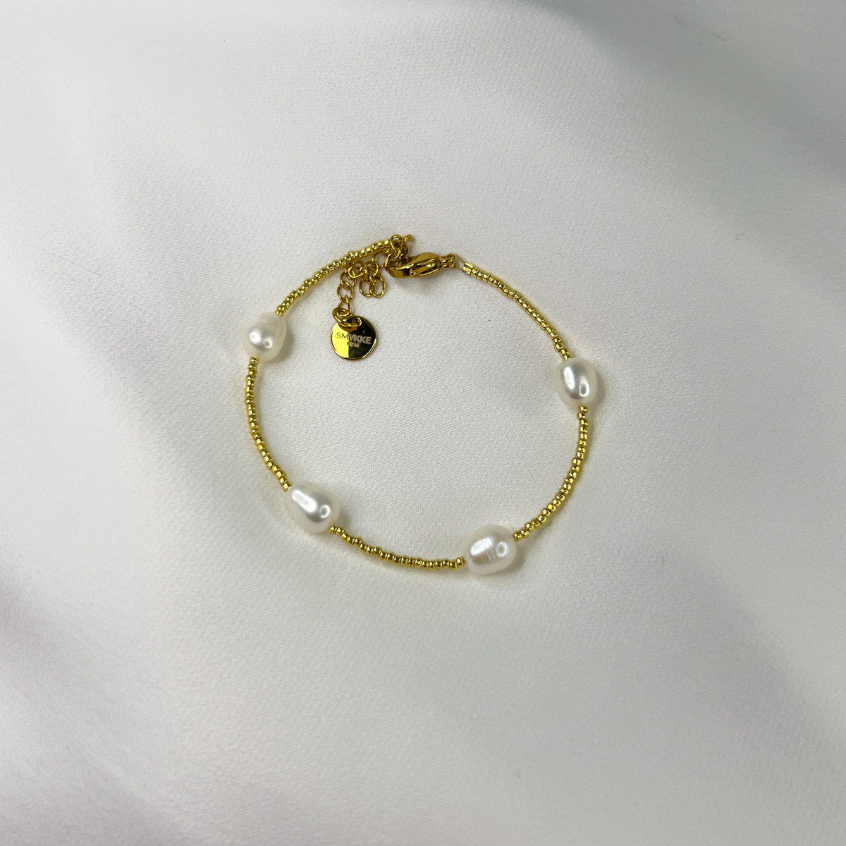 Armbånd Andrea – gullarmbånd med ferskvannsperler og gulllås