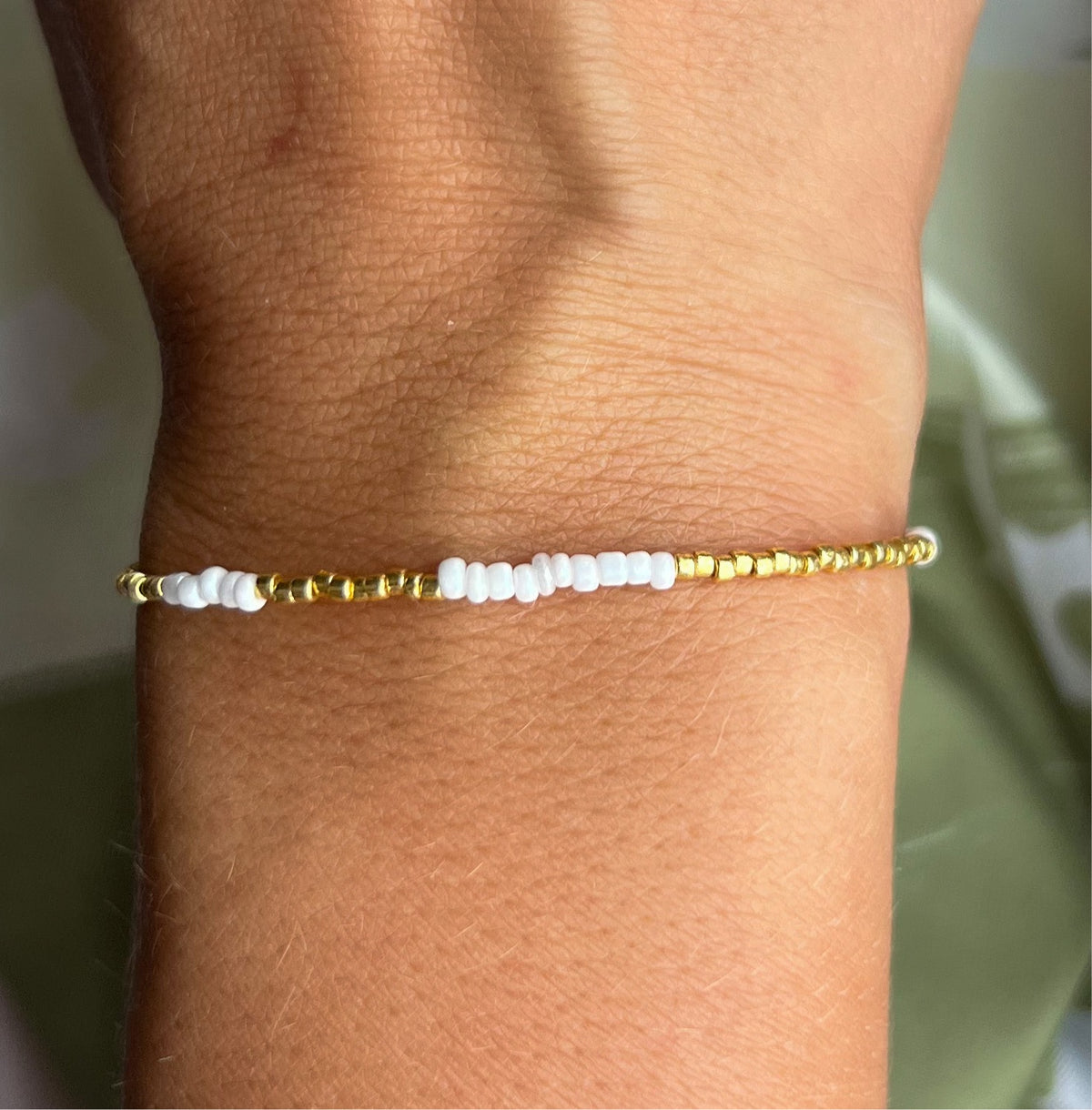Armbånd Basic gull og hvit på håndledd
