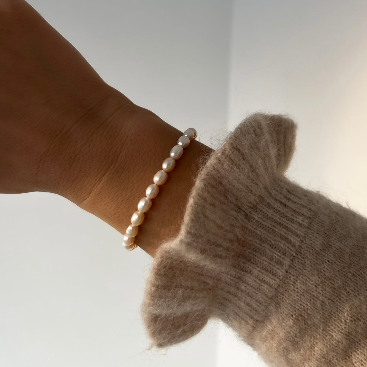 Armbånd Gunvor – perlearmbånd med ferskvannsperler på håndledd