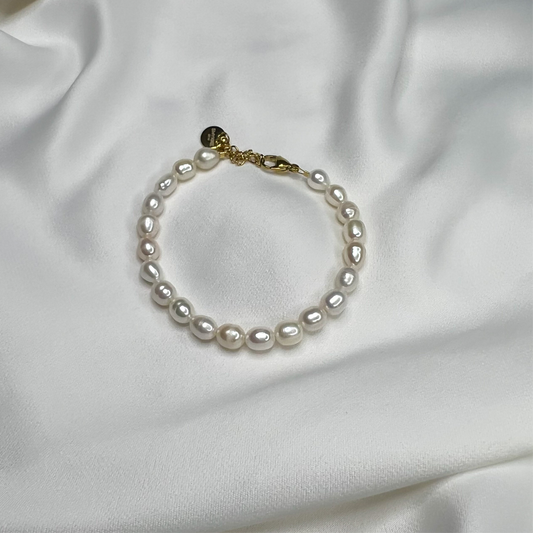 Armbånd Gunvor med ferskvannsperler og gulllås