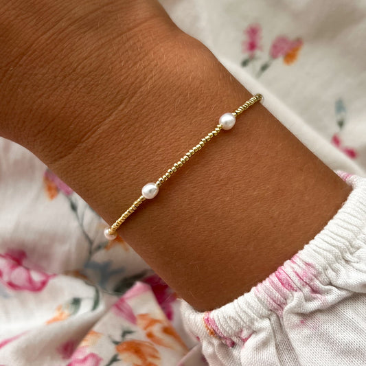 Armbånd Ida – gullarmbånd med små ferskvannsperler på håndledd