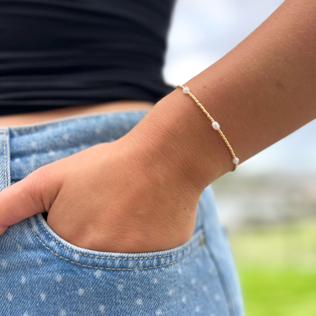 Armbånd Ida i gull brukt til jeans