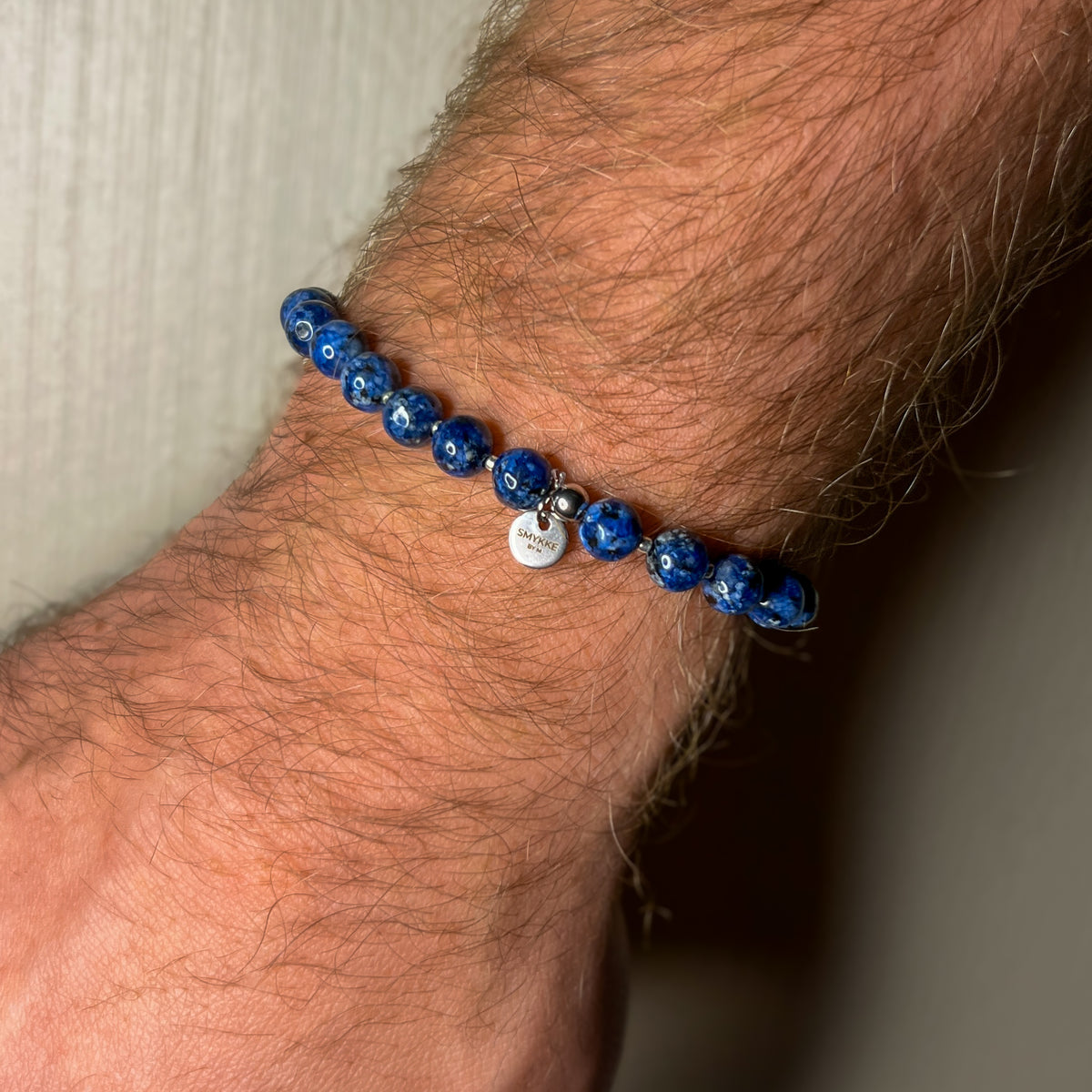 Armbånd Jørgen – blått herrearmbånd på håndledd