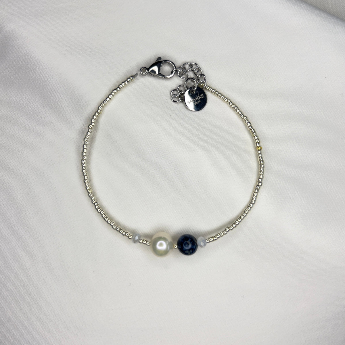 Armbånd Kaja – sølvarmbånd med ferskvannsperle