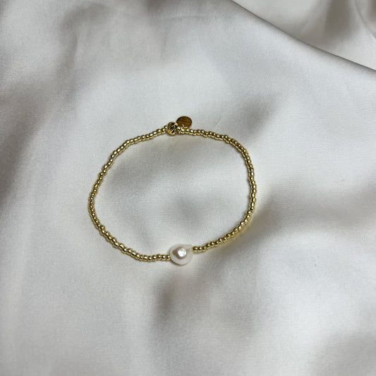 Armbånd Liv – elastisk armbånd i gullperler med ferskvannsperle