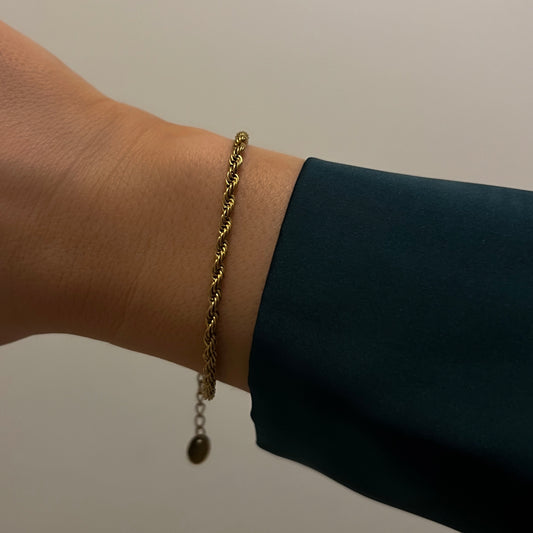 Armbånd Luca – tvunnet gullarmbånd på håndledd