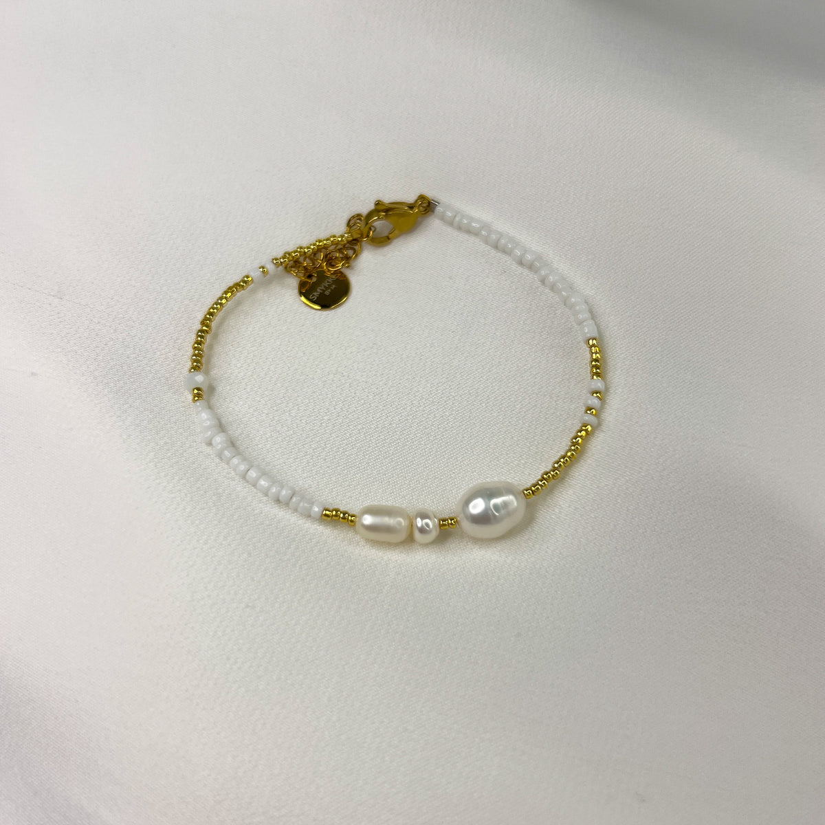 Armbånd Marianne – perlearmbånd i hvitt og gull med ferskvannsperler