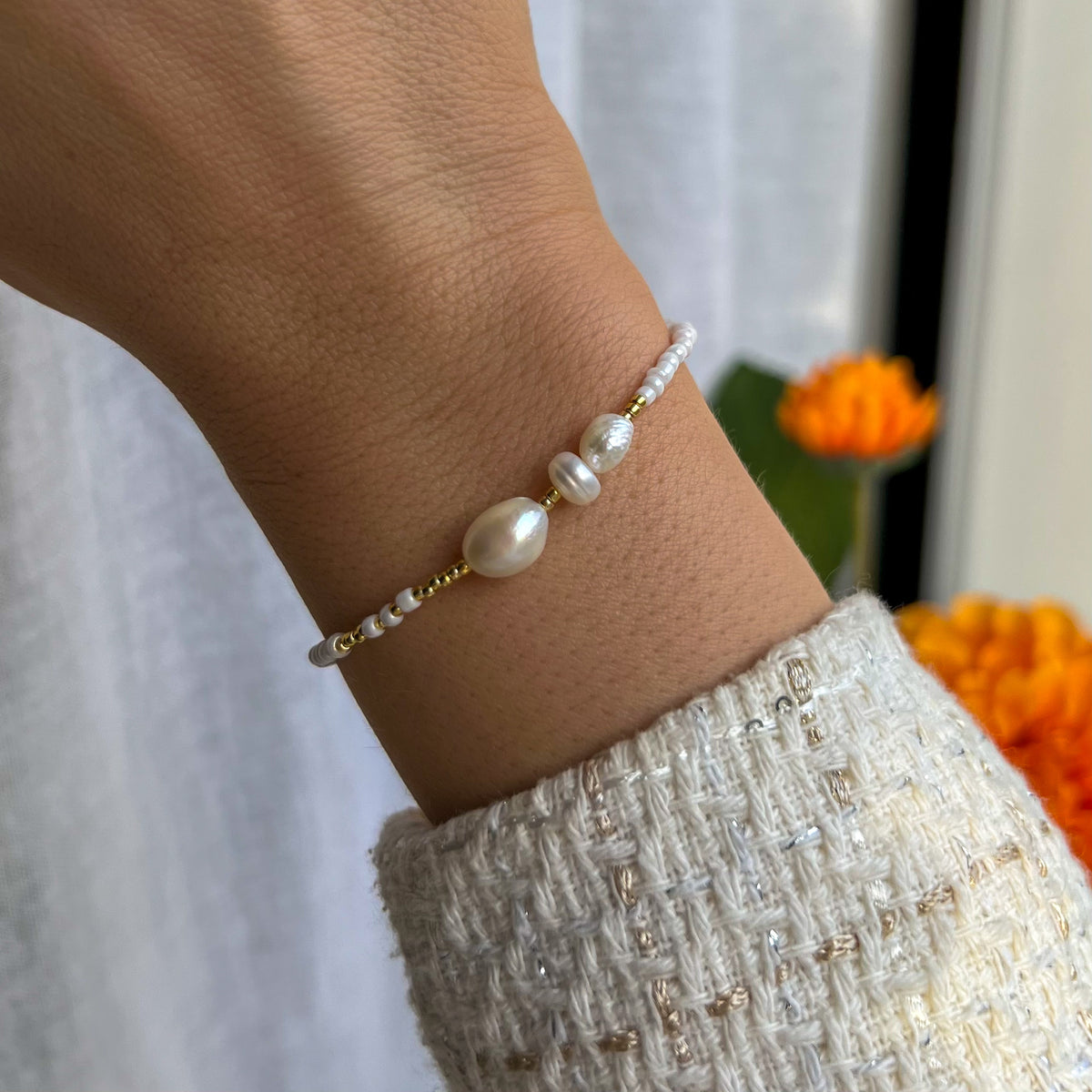 Armbånd Marianne med ferskvannsperler på håndledd