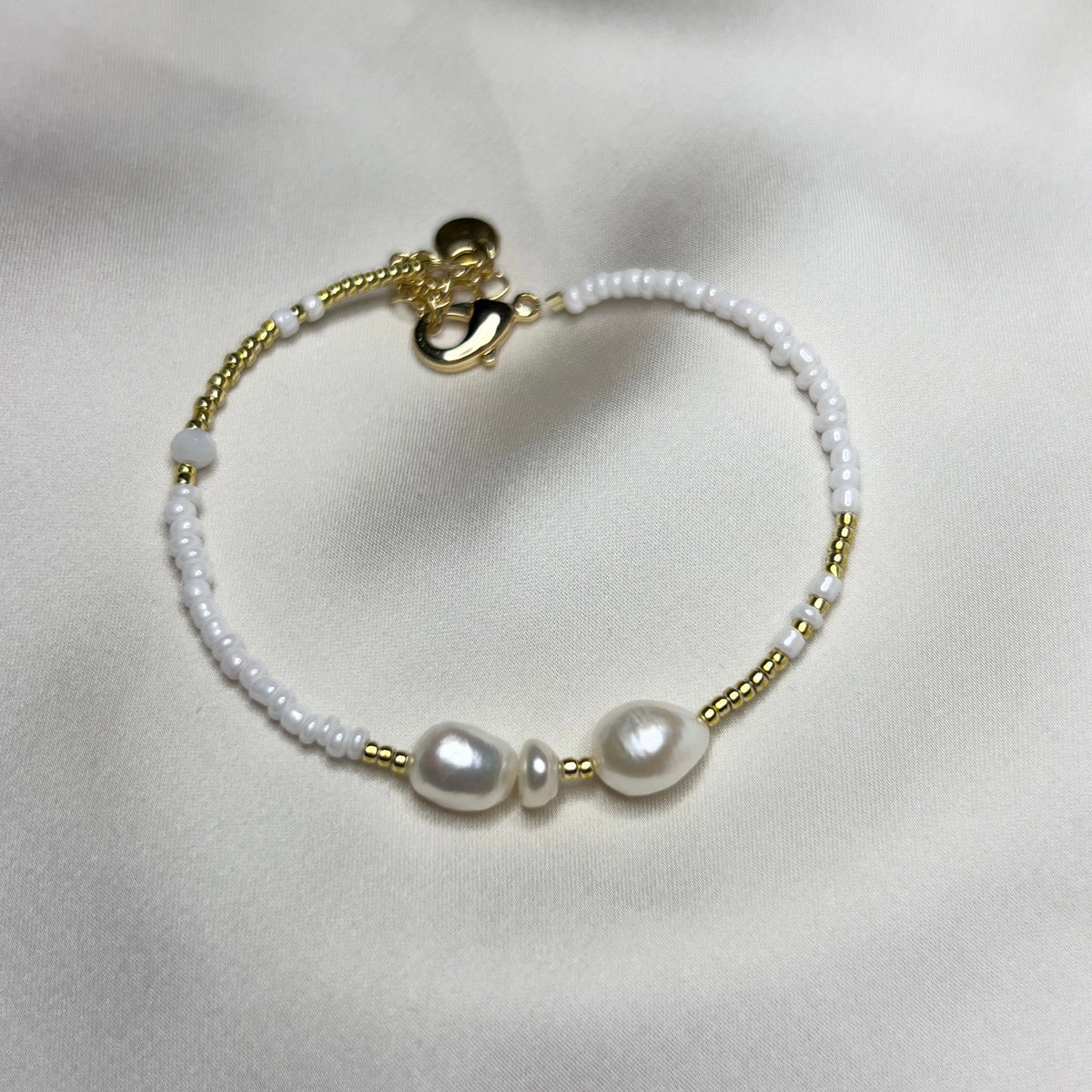 Armbånd Marianne – hvite perler, gullperler og ferskvannsperler