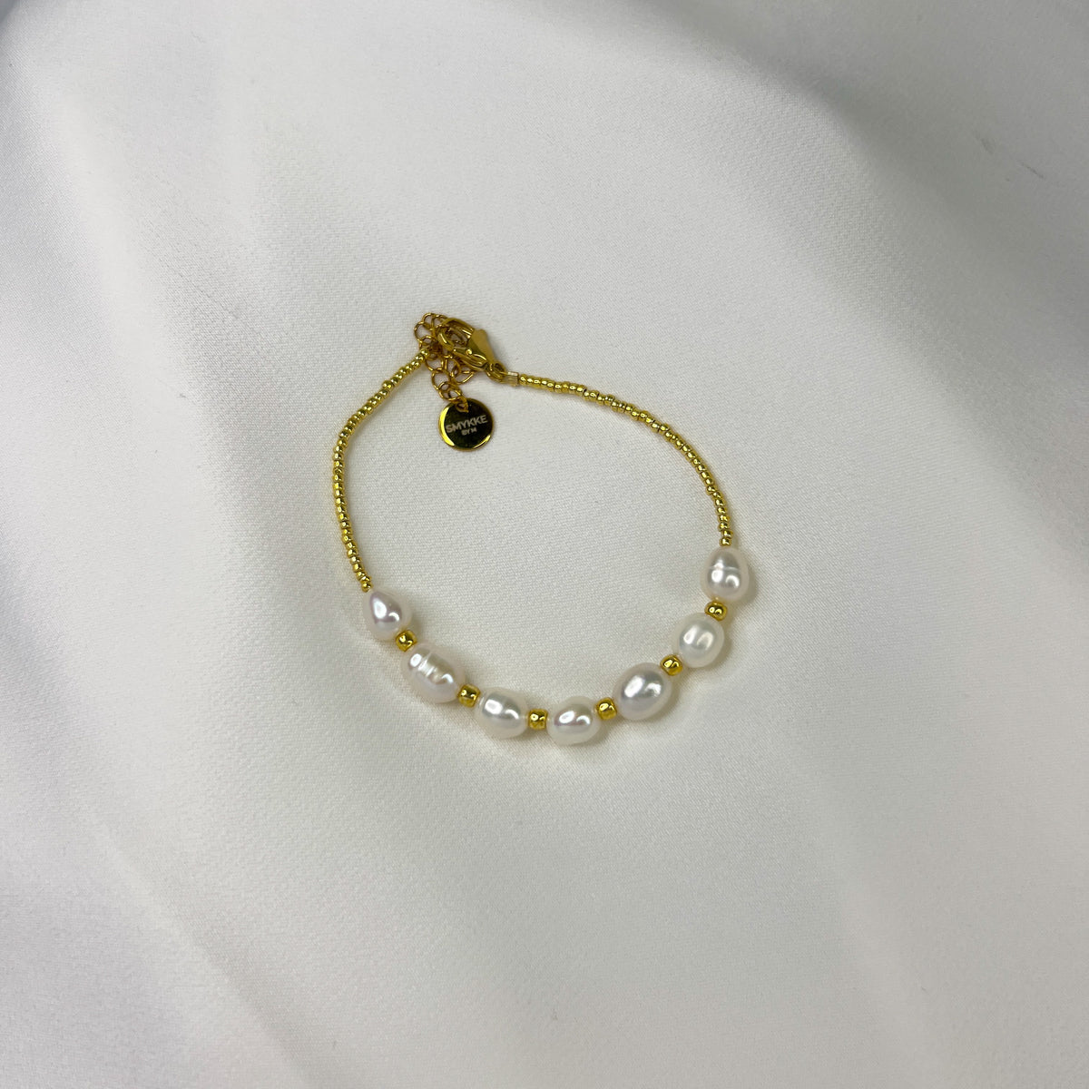 Armbånd Marthe – gullarmbånd med ferskvannsperler, ovenfra