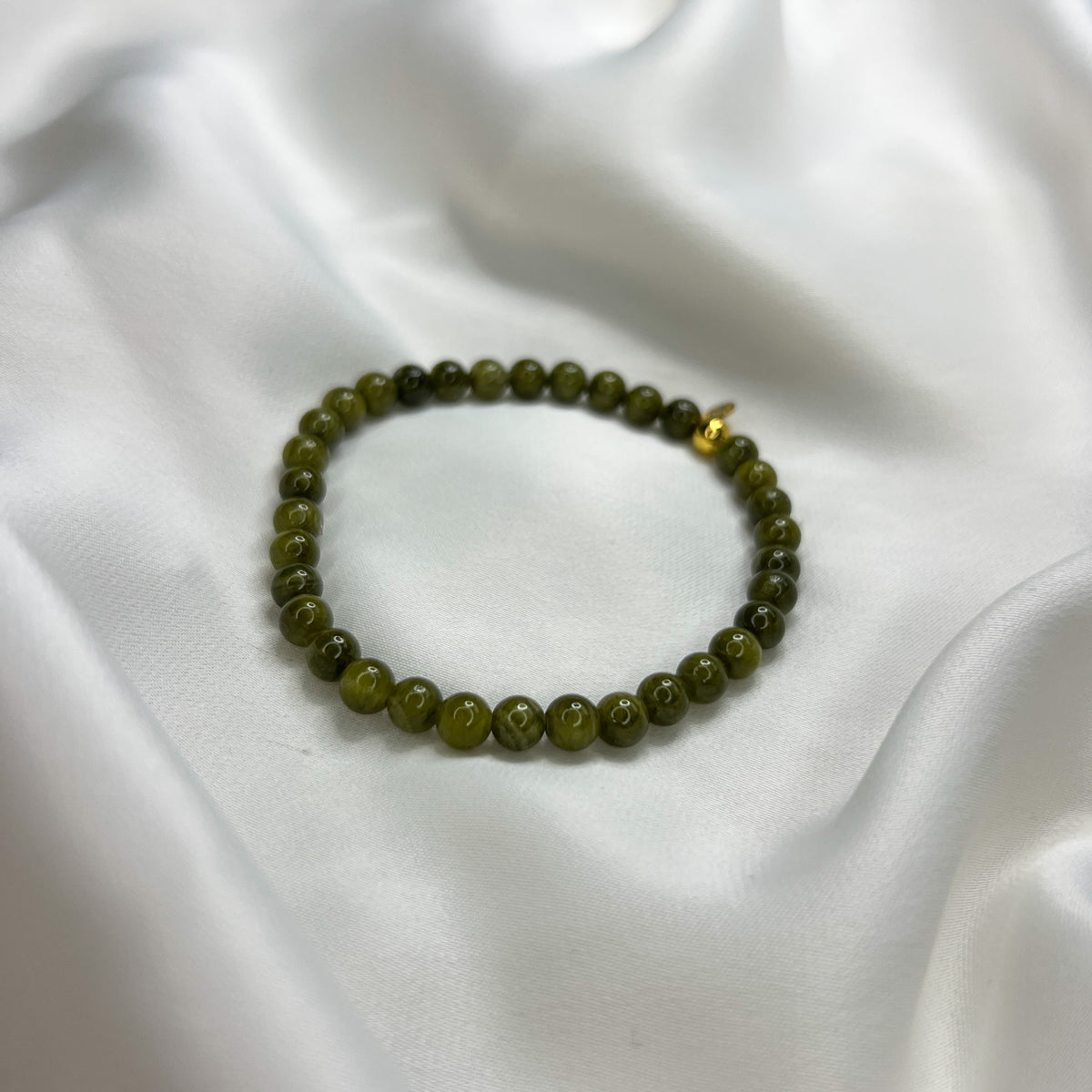 Armbånd Mats i grønne perler med gulldetalj