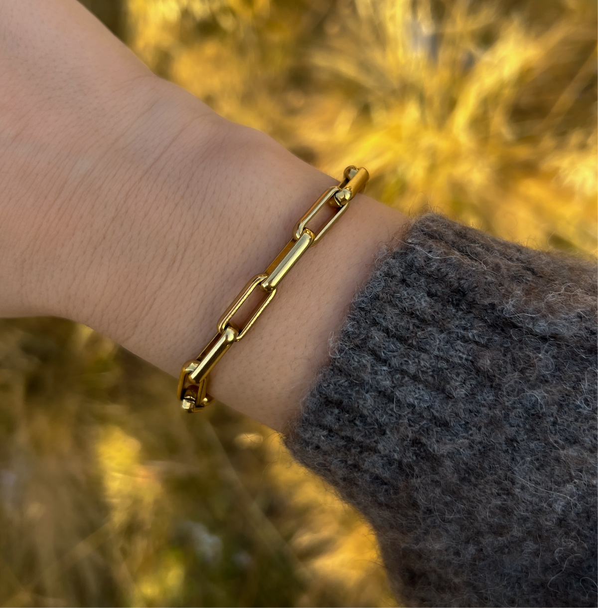 Armbånd Olivia i gull på håndledd