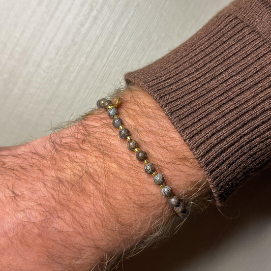 Armbånd Sindre – herrearmbånd med grå perler på håndledd