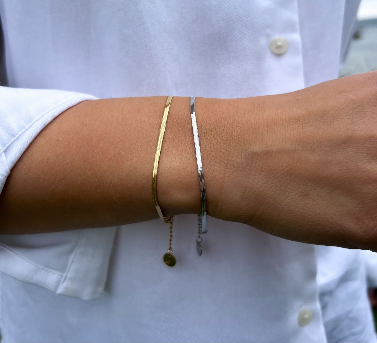 Armbånd snake chain gull 2 mm på håndledd, sammen med sølvvarianten