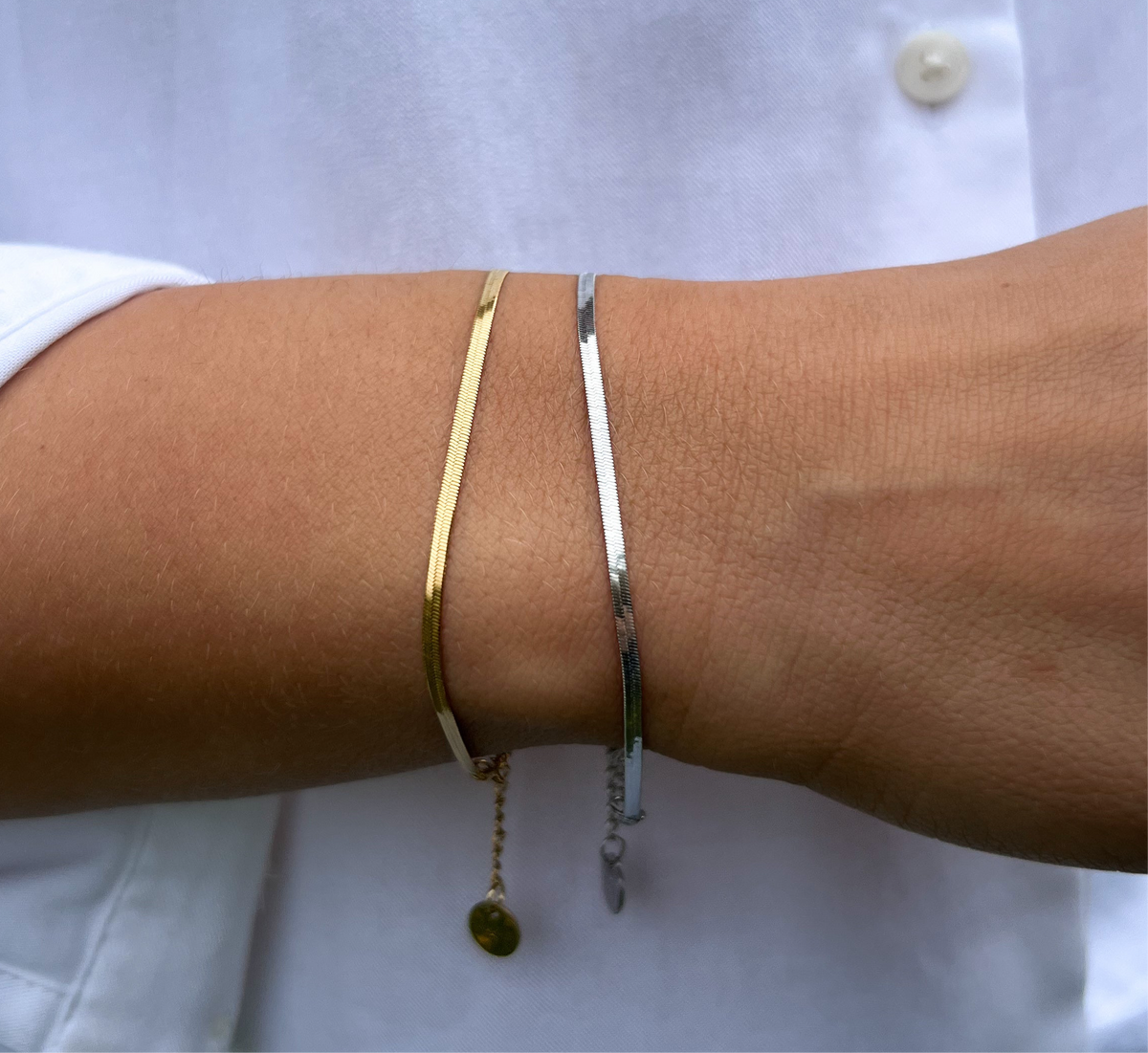 Armbånd snake chain sølv 2 mm på håndledd, sammen med gullvarianten