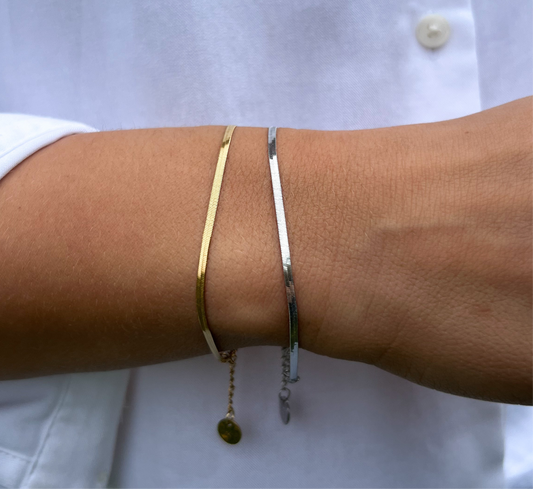 Armbånd snake chain sølv 2 mm på håndledd, sammen med gullvarianten