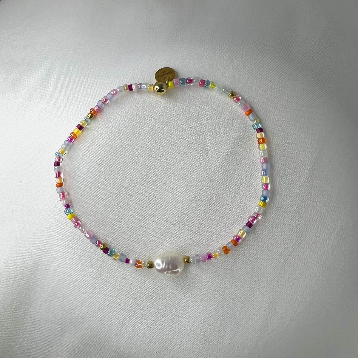 Armbånd tutti frutti – elastisk strikk med fargerike glassperler og ferskvannsperle