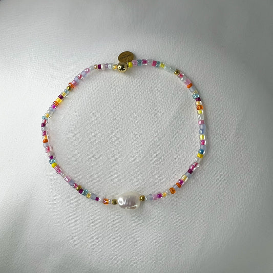 Armbånd tutti frutti – elastisk strikk med fargerike glassperler og ferskvannsperle