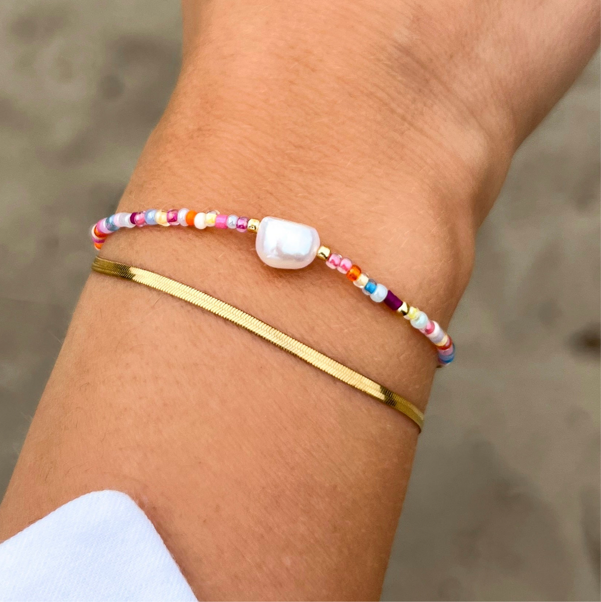 Armbånd tutti frutti elastisk stablet med gullarmbånd