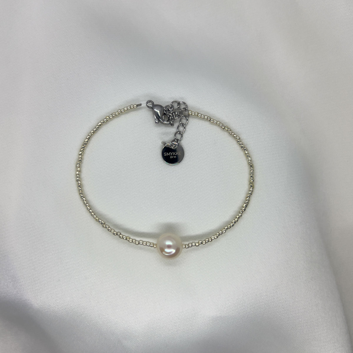 Armbånd Unni – sølvarmbånd med ferskvannsperle