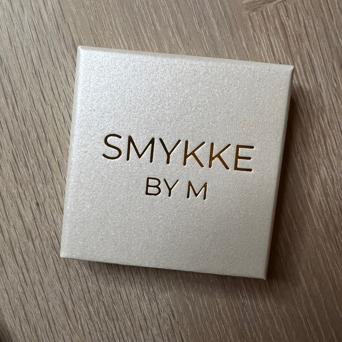 Hvit gaveeske fra Smykke By M