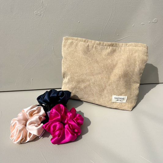 Gavepakke med scrunchies og clutch i kordfløyel