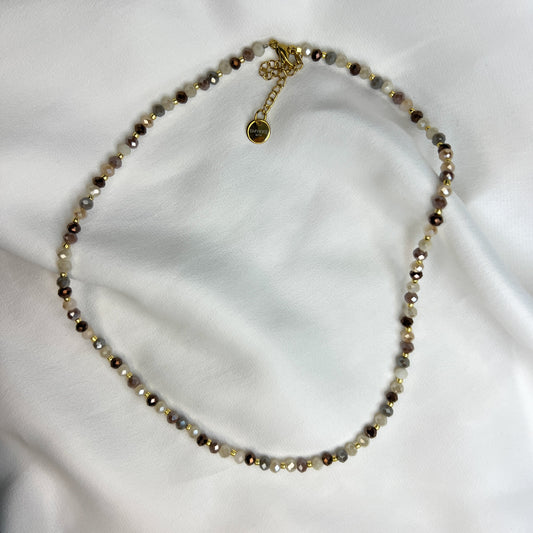 Halskjede Lena med sorte og gylne perler
