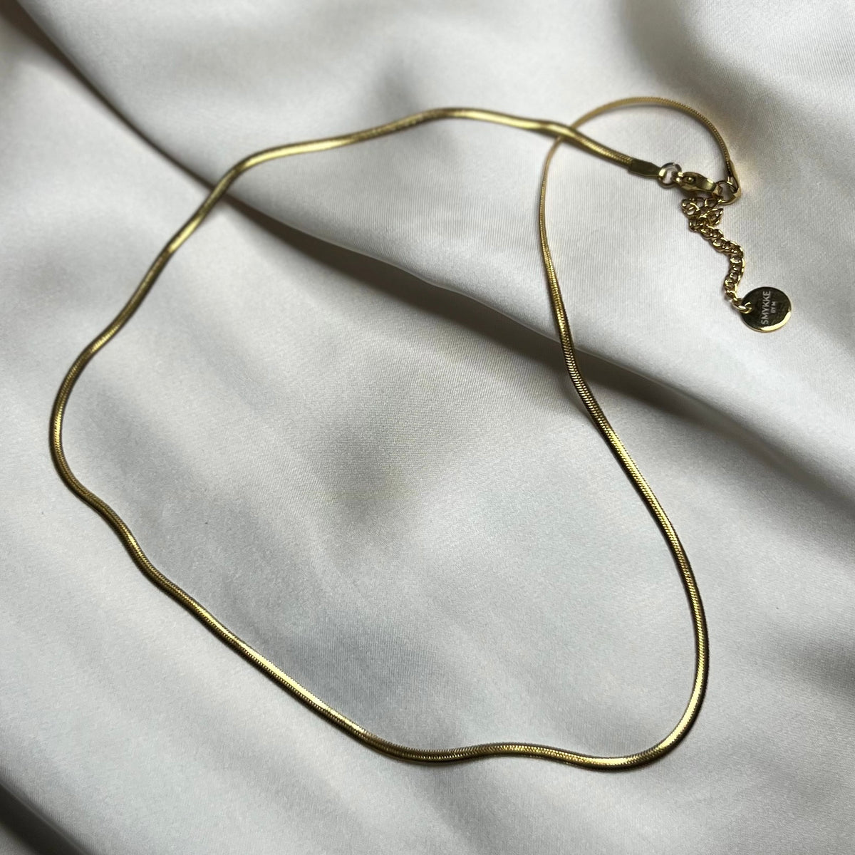 Halskjede snake chain i gull 2 mm, ovenfra
